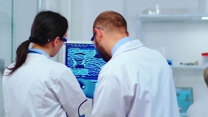 직업 과학 건강 현미경 실험 사람없음 치료 약 검은색 장비 간호사 의사 그룹 엔지니어 실험실 바이러스 보호 질병 생명공학 연구원 과학자 분석 직원 생물학 하이테크 미생물 다민족 혁명 개발 백신 전염병 화학자 코로나바이러스 4K MOV 해외동영상 클립영상 교육 컬러 컨셉 의학 생물 기술 실험기구 의료진 기술자 동영상 학자 파일형식