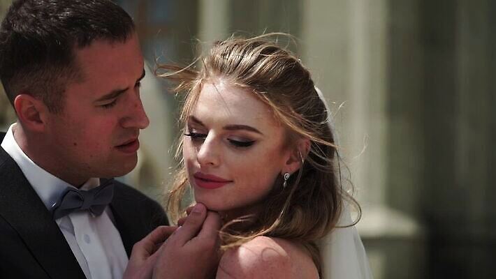 백인 드레스 여자 남자 행복 물결 파도 포즈 신랑 결혼 신혼부부 결혼식 바람 사랑 미소 야외 두명 여름 귀여움 맑음 궁전 흰색 축하 도시 가운 베일 MOV 해외동영상 슬로모션 클립영상 자연요소 서양인 부부 옷 계절 감정 바다 컬러 컨셉 고건축 날씨 촬영기법 표정 사람 이벤트 신혼 동영상 파일형식