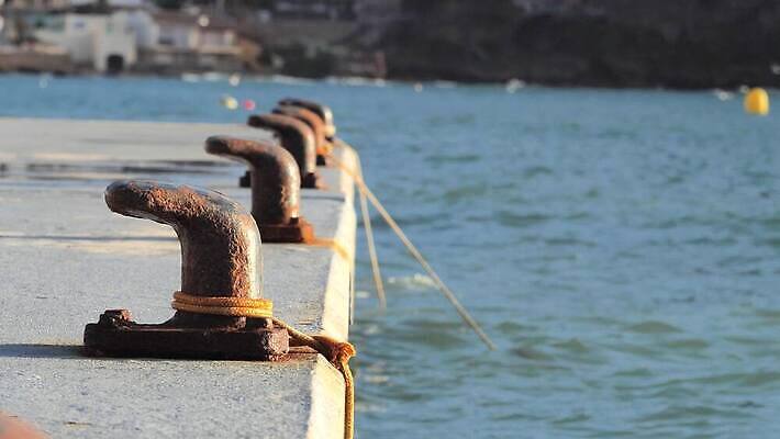산업 밧줄 바다 사람없음 물 햇빛 금속 항구 손상 만 원형 보트 닫기 정상 갑판 철 묘사 부식 포트 닻 그런지 범퍼 소셜네트워크 옛날 콘크리트 필터 효과 4K MP4 해외동영상 클립영상 자연요소 도형 줄 컨셉 배_교통 교통시설 모션 재질 태양 동영상 파일형식