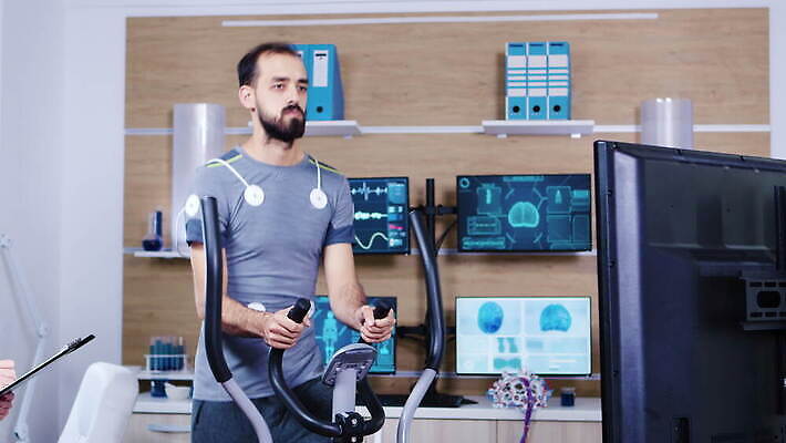 직업 여자 남자 과학 건강 병원 운동복 컴퓨터 달리기 운동 약 건강관리 스크린 모니터 장비 체험 센터 실험실 연습 측정 시설 하이테크 격려 달리기선수 4K MOV 해외동영상 클립영상 옷 감정 컨셉 의학 모션 기술 실험 관리 사람 전자제품 육상선수 동영상 파일형식