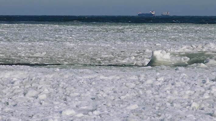 파도 바다 겨울 자연 날씨 풍경 사람없음 물 냉동 얼음 검은색 흐름 추위 껍질 녹음 크리스탈 빙하 서리 폭풍 결정체 엘리먼트 우크라이나 수평선 오데사 4K MP4 해외동영상 클립영상 자연요소 계절 유럽 컬러 컨셉 기록 광석 생태계 동영상 파일형식