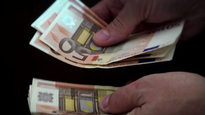 직업 손 남자 종이 백그라운드 지폐 돈 비즈니스 성공 관리 사람 정장 사람없음 금융 사무실 검은색 어둠 거래 저축 유로 잡기 악단 업무 비즈니스맨 계산 시장 재산 구매 주기 투자 만들기 결제 계산서 월급 빚 마피아 부정부패 세금 카운트 4K MP4 해외동영상 클립영상 옷 음악 컬러 컨셉 모션 신체부위 경제 쇼핑 작업 직장인 동영상 파일형식