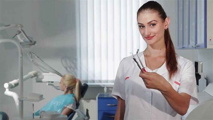 백인 손 여자 안경 장갑 백그라운드 유니폼 2 의자 실내 건강 치과 병원 가면 미소 웃음 사람 두명 치료 빨간색 약 거울 장비 환자 의사 흰색 기구 공구 입 치아 사과 부식 치과의사 방문 턱 틀니 돌봄 시범 위생관리 치아교정 살균 MP4 해외동영상 클립영상 서양인 잡화 옷 컬러 가구 과일 의학 모션 표정 관리 내부 신체부위 의료진 도구 소화기관 교정 동영상 파일형식