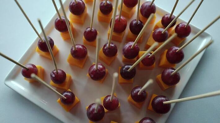 접시 열매 음식 결혼 과일 부분 포도 휴가 치즈 건강 이벤트 사람없음 초록색 파티 요식업 축제 식사 저녁식사 여러개 샐러드 축하 신선 바 고명 고급 자르기 먹기 웨이터 민트 카나페 서비스 준비 올리브 햄 모음 제비 토막 점심식사 뷔페 식품점 접수 줄서기 맛있는 MOV 해외동영상 클립영상 식물 직업 식기 산업 컬러 다수 컨셉 모션 조류 유제품 서양음식 육류 상점 허브 동영상 파일형식