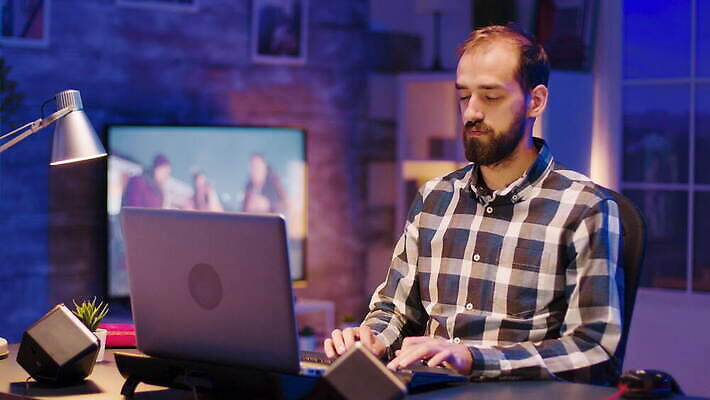 백인 1 라이프스타일 남자 인터넷 통신 수염 아파트 주택 기술 실내 피곤 사람 앉기 성인 사람없음 노트북 방 관찰 타이핑 업무 야간 사이버 무선전화기 집중 책상 바쁨 업무과다 온라인 리빙 빛망울 소프트웨어 심각 프리랜서 4K MOV 해외동영상 클립영상 자연요소 서양인 직업 가구 컨셉 모션 내부 건물 생활 전자제품 빛 작업 전화기 동영상 파일형식