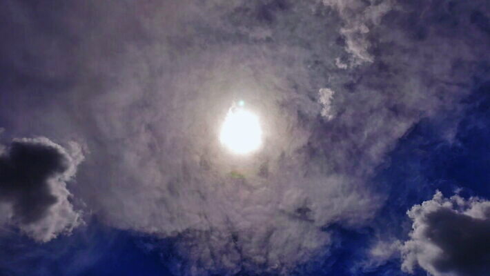 구름 컬러 백그라운드 자연 하늘 날씨 풍경 사람없음 야외 가로 여름 파란색 빛 햇빛 태양 뷰티 우주 환경 흰색 전원 분위기 장면 천국 솜털 스카이라인 내추럴 오존 적란운 천창 유일 4K 타임랩스 MOV 해외동영상 클립영상 자연요소 계절 컨셉 촬영기법 전기에너지 생태계 동영상 파일형식 구름_자연