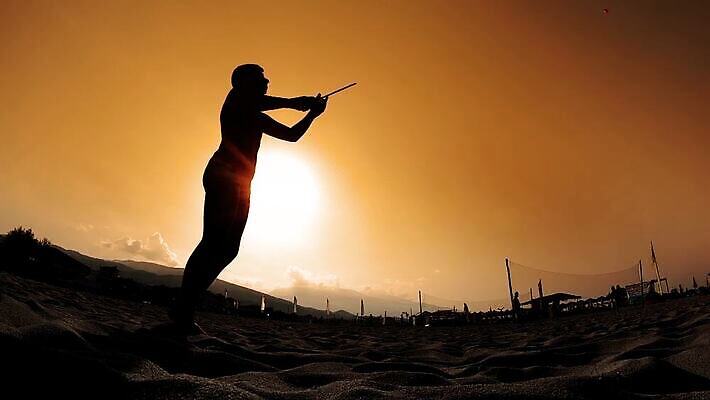 백인 라이프스타일 남자 행복 실루엣 모래 스포츠 바다 백그라운드 공 모션 자연 놀이 하늘 휴가 건강 사랑 사람 풍경 성인 사람없음 야외 물 여름 파란색 햇빛 태양 반사 일출 일몰 테니스 게임 라켓 스쿼시라켓 스쿼시 플레이어 MP4 해외동영상 슬로모션 클립영상 자연요소 서양인 계절 감정 스포츠용품 컬러 촬영기법 생활 구기 노을 생태계 동영상 파일형식