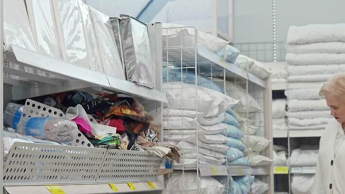 라이프스타일 디자인 여자 노년 가구 침구 아파트 주택 실내 한명 내부 판매 세일 상점 직물 도시 잠 구매 60대 상품 가격 은퇴 고객 주부 70대 슈퍼마켓 쇼퍼홀릭 제의 안락 4K MOV 해외동영상 클립영상 1 생활용품 컨셉 사람 성인 건물 생활 쇼핑 동영상 파일형식