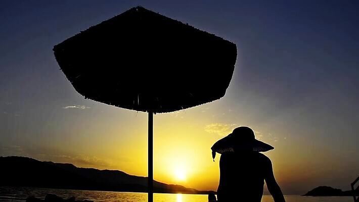 백인 모자 여자 행복 실루엣 바다 여행 백그라운드 컨셉 의자 우산 자연 하늘 휴가 휴식 건강 사람 사람없음 야외 여름 태양 일출 검은색 화목 일몰 새벽 활발 기쁨 우승 오픈 히스패닉 파라다이스 MOV 해외동영상 클립영상 자연요소 서양인 잡화 계절 감정 컬러 가구 촬영기법 노을 최고 생태계 동영상 파일형식