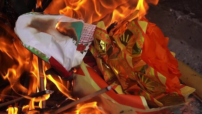 전통 아시아 종교 종이 문화 여행 불교 불 불꽃 사람없음 믿음 봄 기도 무덤 사찰 역사 연습 말레이시아 연소 랜드마크 숭배 용광로 페낭 MOV 해외동영상 클립영상 자연요소 계절 감정 나라 종교건축 동영상 파일형식