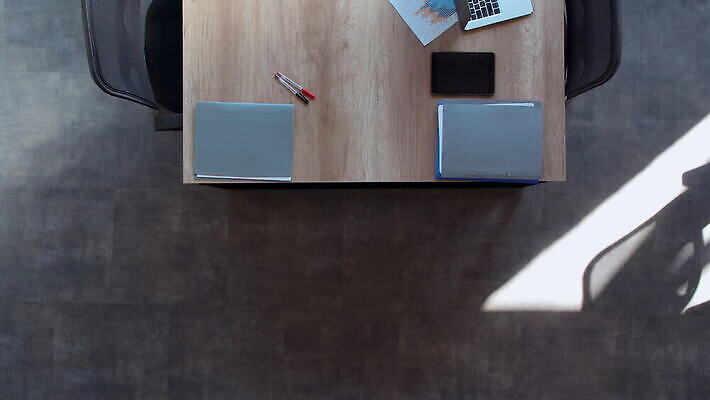 백인 직업 여자 남자 회사 비즈니스 통신 악수 직장 관리 사람 앉기 정장 성인 두명 사무실 업무 비즈니스맨 비즈니스우먼 토론 질문 스마트 책상 회의실 흔들림 경영자 면접 자원 경영 고용 인원 정중 지원 채용 후보 4K MOV 해외동영상 클립영상 서양인 옷 가구 컨셉 모션 손짓 구직 작업 직장인 리더 동영상 파일형식