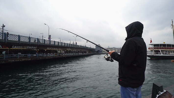 전통 유럽 아시아 바다 여행 건축양식 하늘 낚시 날씨 이스탄불 뿔 어류 어업 사람 풍경 사람없음 야외 건물 물 도시풍경 여행객 탑 재킷 도시 보트 역사 황금 모스크 낚시꾼 타운 스카이라인 칠면조 랜드마크 보스포루스 4K MOV 튀르키예 해외동영상 클립영상 자연요소 건축물 건축 나라 산업 배_교통 조류 레저 수중동물 외투 이슬람교 동영상 파일형식