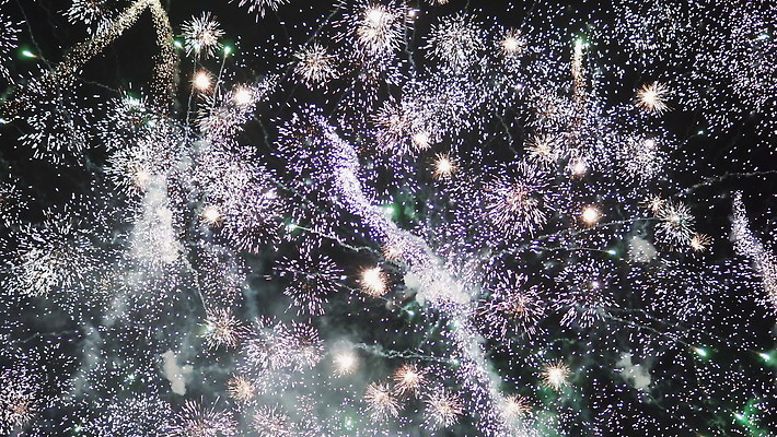 기념일 행복 별 컬러 백그라운드 하늘 불 추상 휴가 불꽃 새해 기념 폭죽 이벤트 사람없음 빨간색 빛 컬러풀 파티 검은색 축제 어둠 놀람 축하 생일 야간 저녁 폭발 연도 쇼 마법 파열 연소 고립 광 더스트파티클 효과 4K MOV 해외동영상 클립영상 자연요소 감정 컨셉 무늬 표정 동영상 파일형식