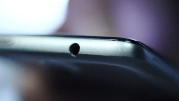 직업 손 남자 문화 음악 통신 손가락 탁자 모바일 기술 사람 사람없음 야외 핸드폰 글로벌 디지털 스크린 공백 장비 터치 흰색 잡기 닫기 미끄러짐 연결 플라스틱 무선전화기 전화기 스마트 전자 블루투스 고립 깨짐 아이폰 MOV 해외동영상 클립영상 컬러 가구 컨셉 모션 재질 문화예술 신체부위 전자제품 스마트폰 동영상 파일형식