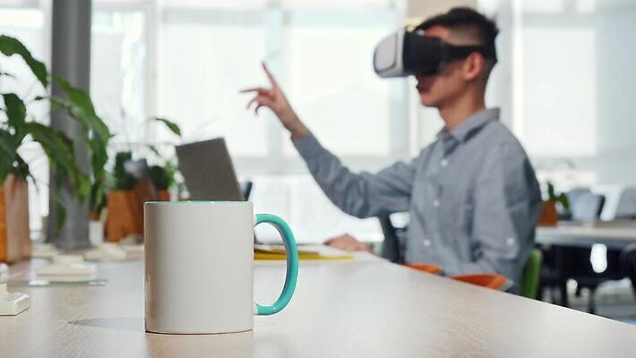 디자인 커피 음료 비즈니스 사업가 놀이 미래 휴식 고글 아이디어 직장 기술 한명 컵 사무실 3D 헤드폰 놀람 비즈니스맨 체험 작업실 차 사이버 무선전화기 손목시계 하이테크 비전 혁명 비디오게임 인터페이스 프로젝트 홀로그램 가상현실 현실 4K MOV 해외동영상 클립영상 직업 1 식기 남자 감정 시계 음향기기 컨셉 회사 장신구 표정 사람 게임 직장인 전화기 디지털합성 동영상 파일형식