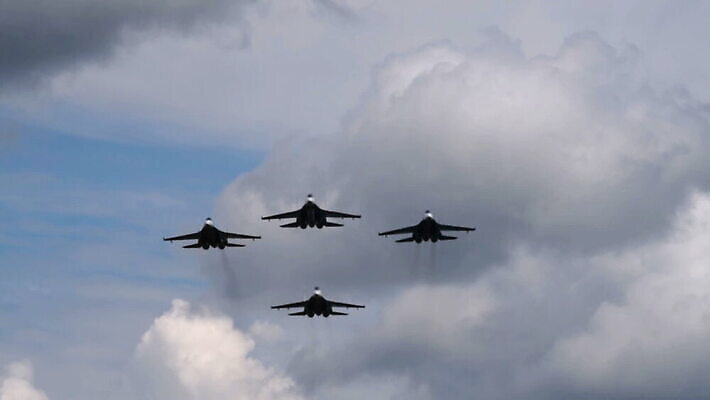 산업 하늘 비행기 사람없음 힘 공연 4 닫기 공군 속도 군용 전쟁 쇼 머리위 제트기 육군 에어쇼 대패 MOV 해외동영상 클립영상 항공교통 모션 대중교통 군대 이벤트 숫자 동영상 파일형식