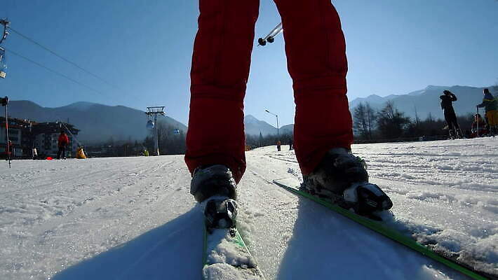 선 스포츠 겨울 휴가 스키 산 부츠 경사 사람없음 달리기 기계 장비 흰색 신선 막대기 곤돌라 정상 준비 휴양지 빙하 알프스 리프트 스키선수 불가리아 선로 자취 줄서기 4K 반스코 MOV 해외동영상 클립영상 계절 유럽 컬러 신발 모션 겨울스포츠 운동선수 장소 동영상 파일형식 남유럽