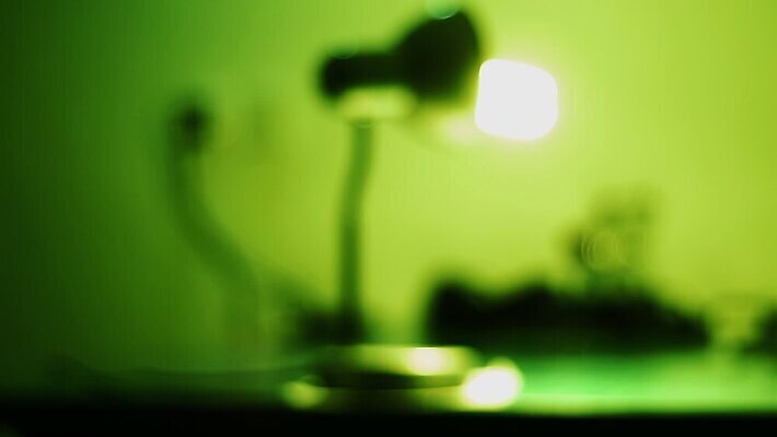 라이프스타일 디자인 종이 벽 가구 백그라운드 컨셉 비즈니스 탁자 추상 주택 실내 사람없음 내부 목재 장식 초록색 빛 사무실 펜 쌓기 우주 방 장비 회색 흰색 램프 업무 점 작업실 야간 저녁 위험 그늘 무서움 질문 책상 오브젝트 스포트라이트 빛망울 호러 스타일 벡터 포트폴리오 MOV 해외동영상 클립영상 자연요소 나무 감정 컬러 생활용품 무늬 재료 모션 조명 건물 생활 필기구 작업 공포 동영상 파일형식