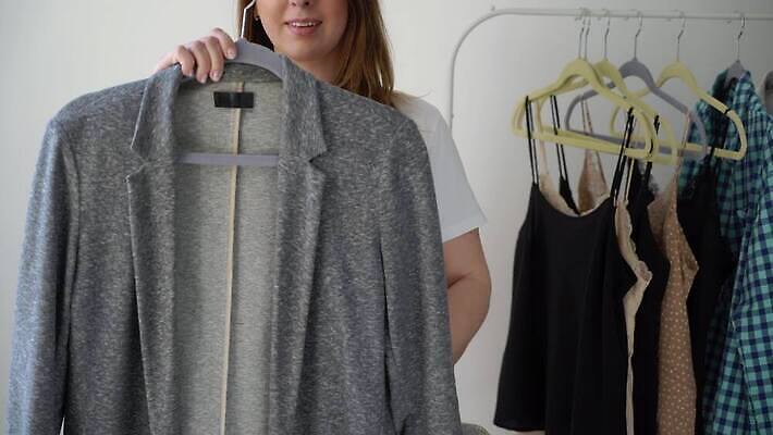 라이프스타일 드레스 옷 여자 주택 한명 사람 쇼핑 유행 세일 상점 재킷 방 흰색 직물 장롱 선택 옷걸이 쇼핑몰 수집 고객 부티크 쇼퍼홀릭 신발장 스타일 4K MOV 해외동영상 클립영상 1 컬러 가구 컨셉 건물 생활 외투 동영상 파일형식