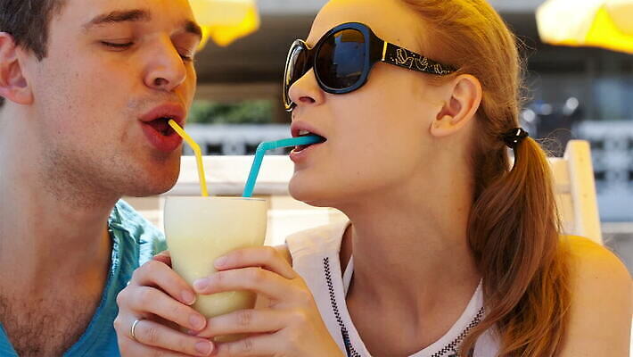 백인 라이프스타일 손 커플 여자 남자 행복 얼굴 음료 2 가족 유리 키스 함께함 사랑 미소 사람 20대 성인 사람없음 야외 여름 30대 선글라스 파티 낭만 마시기 잡기 칵테일 바 나눔 밀짚 공유 MOV 해외동영상 클립영상 서양인 계절 감정 안경 컨셉 관계 모션 재질 주류 표정 이벤트 청년 생활 신체부위 장년 짚 애정표현 동영상 파일형식