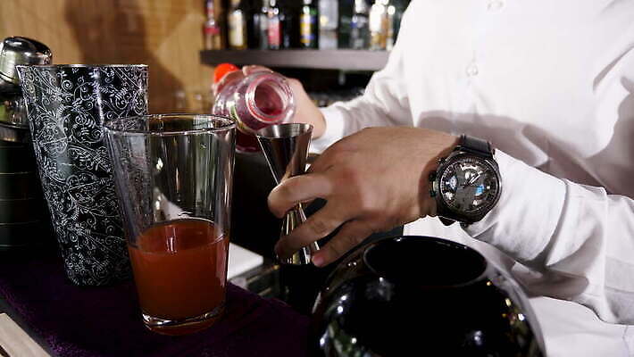 직업 라이프스타일 손 남자 음료 비즈니스 유리 주류 사람 사람없음 물 파티 식당 얼음 축하 알코올 업무 칵테일 바 붓기 우아함 야간 계산대 클럽 준비 상쾌 만들기 바텐더 시럽 보드카 섞기 토닉 유흥 셰이커 4K MOV 해외동영상 클립영상 자연요소 감정 컨셉 모션 재질 이벤트 생활 신체부위 상점 작업 동영상 파일형식