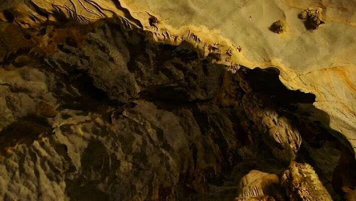 벽 여행 패턴 자연 산 실내 사람없음 내부 빛 갈색 여행객 어둠 탐험 동굴 아래 산등성이 지하 내추럴 깊이 석회암 옛날 전국 종유석 지질학 MOV 해외동영상 클립영상 교육 컬러 무늬 사람 암석 방향 생태계 위치 동영상 파일형식