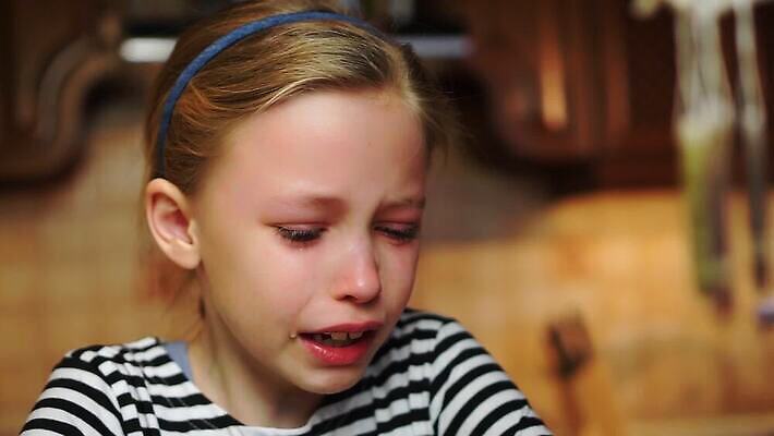 백인 드레스 감정 얼굴 어린이 한명 청춘 금발 줄무늬 고통 흐름 슬픔 물방울 표현 좌절 상처 울음 무서움 눈물 문제 턱 나쁜 걸음마 우울증 억울 남용 MP4 해외동영상 클립영상 서양인 1 헤어스타일 옷 컨셉 무늬 모션 표정 사람 신체부위 질병 동영상 파일형식