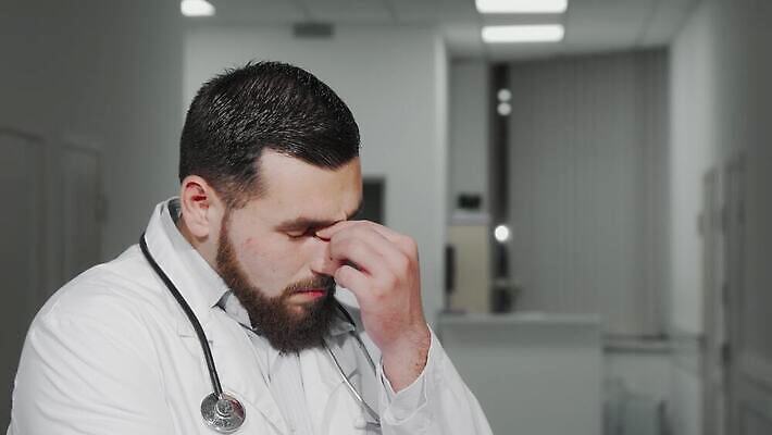 직업 라이프스타일 남자 과학 유니폼 노동자 스트레스 건강 병원 피곤 한명 약 환자 간호사 의사 코트 슬픔 업무 실패 직원 문서 긍정 문제 외과 돌봄 소아과의사 우울증 인턴 치료사 4K MOV 해외동영상 클립영상 1 옷 감정 컨셉 비즈니스 의학 모션 사람 생활 외투 의료진 작업 좌절 질병 동영상 파일형식