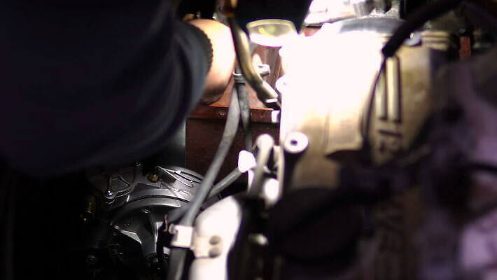 손 산업 백그라운드 부분 교통시설 자동차 사람없음 금속 검은색 힘 기계 장비 에너지 공구 업무 변화 수리 기름 휘발유 서비스 파이프 전자 연료 가스 시스템 주사약 엔진 정비공 공학 모터 유지 압력 옛날 자동 철강 배선 4K MOV 해외동영상 클립영상 교육 음식 육상교통 컬러 교통 컨셉 재질 신체부위 약 한자 도구 작업 기술자 석유 시설 동영상 파일형식