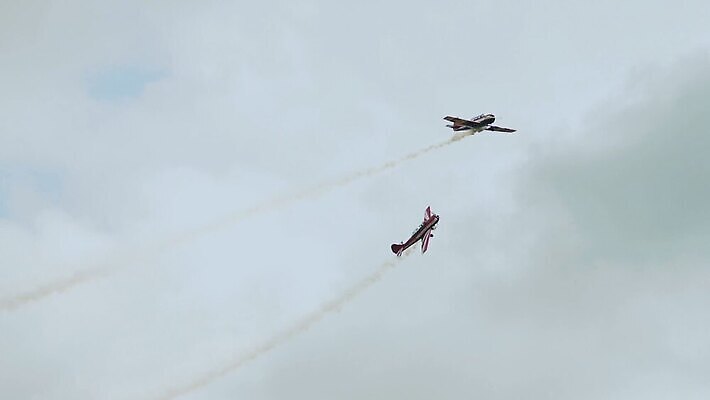 2 장난 하늘 비행기 사람없음 파란색 공연 공군 속도 복고 러시아 쇼 제트기 에어쇼 대패 러시아인 MOV 해외동영상 클립영상 서양인 유럽 컬러 항공교통 대중교통 군대 이벤트 동영상 파일형식