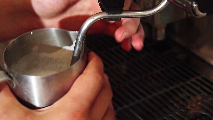 직업 커피 음료 티셔츠 아침 디저트 콩 관리 미술 한명 컵 노란색 케이크 식당 카페 회색 우유 머그컵 흰색 업무 바 닫기 웨이터 고객 피부 만들기 바리스타 레시피 카푸치노 에스프레소 중독 라떼 삶기 아라비카 카카오 필터 4K MOV 해외동영상 클립영상 주간 1 식기 음식 컬러 셔츠 모션 문화예술 유제품 곡류 사람 신체부위 상점 작업 동영상 파일형식