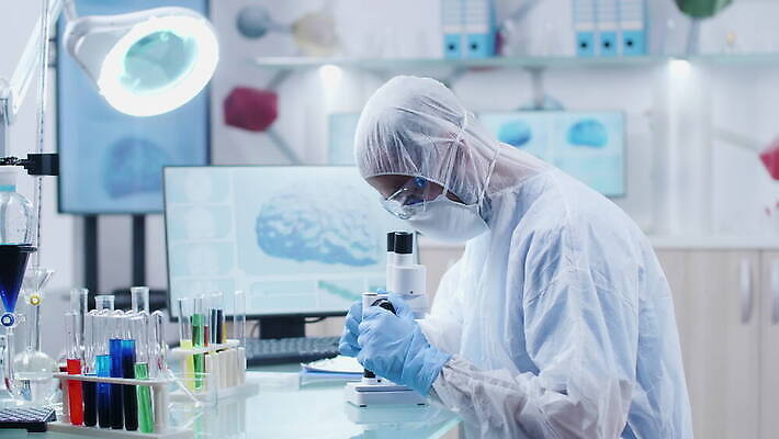 직업 남자 산업 컬러 과학 건강 현미경 실험 작업복 가면 사람없음 스터디 컴퓨터 약 3D 스크린 장비 의사 램프 작업 액체 기술자 실험실 결과 질병 DNA 연구원 과학자 뇌 생물학 비커 튜브 발견 조제 돌봄 화학자 4K MOV 해외동영상 클립영상 옷 교육 컨셉 의학 모션 조명 실험기구 사람 전자제품 학습 의료진 생명공학 디지털합성 만들기 동영상 학자 파일형식