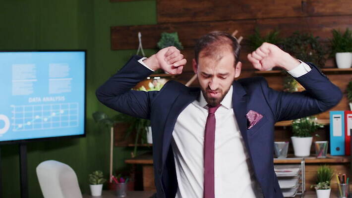 라이프스타일 남자 행복 비즈니스 사업가 성공 웃음 사람 정장 사람없음 사무실 기쁨 댄서 축하 표현 춤 비즈니스맨 자신감 즐거움 만족 흥분 경영자 리더 펑키 바보 필승 혼자 표현성 자극 4K MOV 해외동영상 클립영상 직업 옷 감정 컨셉 문화예술 표정 생활 우승 직장인 동영상 파일형식