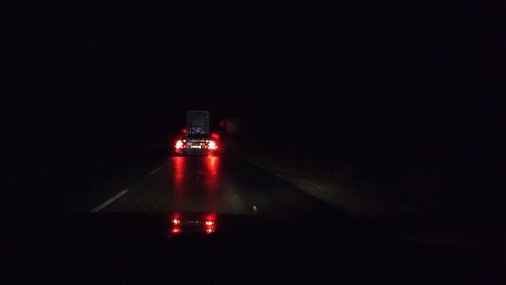 산업 도로 여행 비즈니스 교통시설 모션 자동차 전등 풍경 사람없음 물 어둠 운전 트럭 화물 업무 고속도로 상품 야간 저녁 위험 컨테이너 사인 짐차 무거움 트레일러 물류 지연 공급 1인칭시점 4K MP4 해외동영상 클립영상 자연요소 시선 길 육상교통 교통 컨셉 조명 운송업 작업 무게 시설 동영상 파일형식