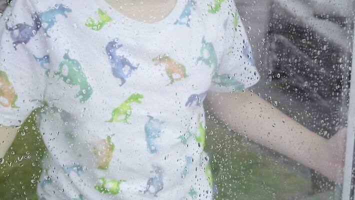 백인 라이프스타일 응시 감정 얼굴 창문 아침 날씨 휴식 주택 아이디어 실내 한명 사람 소년 평화 꿈 슬픔 가을 물방울 관찰 빗방울 나쁜 배려 심각 4K MP4 해외동영상 클립영상 주간 서양인 1 시선 계절 남자 어린이 컨셉 모션 내부 건물 생활 신체부위 비_날씨 동영상 파일형식