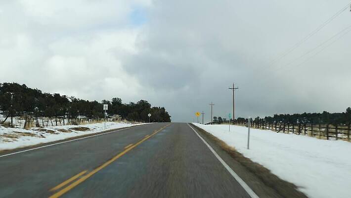 도로 여행 겨울 곡선 자동차 유리 산 항해 사람없음 노란색 미국 운전 고속도로 황무지 땅 인도인 탈출 환경보전 애리조나 루트 방법 시온산 자동 직진 수평선 1인칭시점 4K MP4 해외동영상 클립영상 외국인 시선 계절 길 선 육상교통 컬러 컨셉 북아메리카 배_교통 교통시설 모션 재질 동양인 사회이슈 동영상 파일형식
