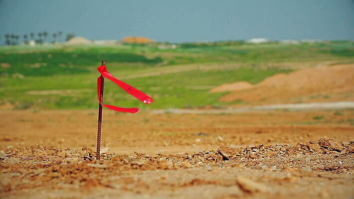 공공시설 산업 리본 도로 모래 포장 표시 바람 거리 집게 안전 사람없음 건물 빨간색 깃발 막대기 고리 재산 땅 발굴 측정 먼지 봉 말뚝 제비 개발 땅바닥 측량사 MOV 해외동영상 클립영상 자연요소 직업 건축물 길 컬러 교통시설 조류 날씨 바닥 금융 시설 동영상 파일형식