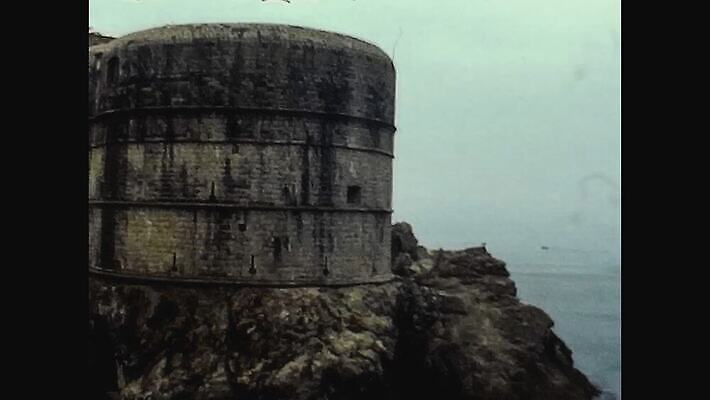 외관 유럽 벽 바다 여행 건축양식 사람없음 야외 건물 물 수확 골동품 도시 거친 중세 역사 재산 클래식 도서관 지중해 필름 영화 향수 문서 복고 타운 크로아티아 영사기 동영상 구식 두브로브니크 보관소 아마추어 옛날 4K MOV 해외동영상 클립영상 자연요소 건축물 교육 건축 나라 컨셉 농업 문화예술 금융 화장품 저장 파일형식