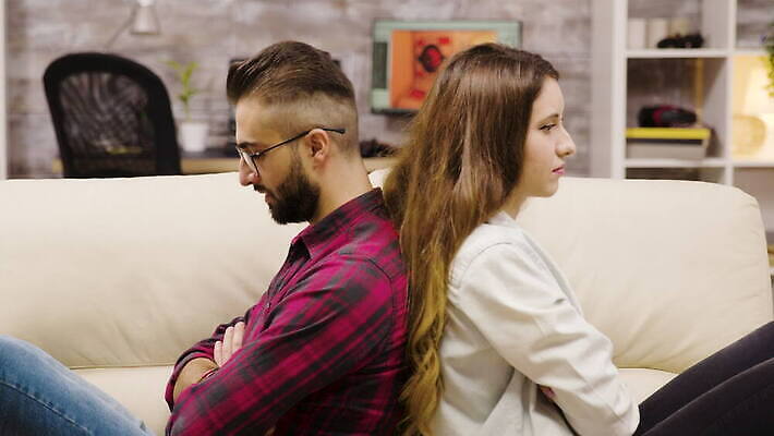 커플 여자 남자 관계 아파트 주택 대화 앉기 여러명 성인 소파 분노 짜증 찡그림 싸움 문제 반대 심각 4K MOV 해외동영상 클립영상 감정 다수 컨셉 의자 모션 표정 말하기 사람 건물 동영상 파일형식