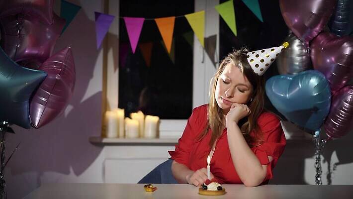 백인 모자 1 여자 기념일 탁자 휴가 아파트 주택 기념 한명 사람 성인 장식 컬러풀 파티 케이크 슬픔 축하 생일 기다림 좌절 고독 불기 호루라기 컵케이크 지루함 싱글 타격 혼자 4K MOV 해외동영상 클립영상 서양인 잡화 감정 컬러 가구 컨셉 모션 디저트 이벤트 건물 동영상 파일형식