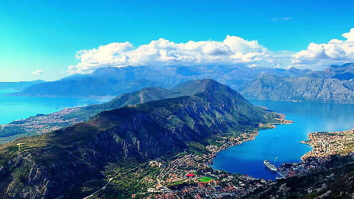 나무 계절 바다 여행 이동 자연 하늘 날씨 휴가 산 따뜻함 사람없음 야외 건물 파란색 태양 여행객 항구 일몰 봄 새벽 트래킹 하이킹 추위 도시 시간 만 보트 역사 포트 랜드마크 몬테네그로 발칸반도 옛날 4K 타임랩스 MOV 해외동영상 클립영상 자연요소 식물 건축물 컬러 컨셉 배_교통 교통시설 레저 촬영기법 사람 노을 생태계 동영상 파일형식