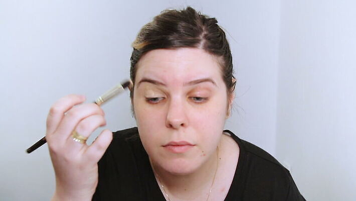 백인 모델 직업 응시 여자 얼굴 백그라운드 한명 사람 성인 뷰티 유행 카메라 화장품 거울 흰색 붓 화려 우아함 가루 눈썹 속눈썹 볼터치 피부 입술 마스카라 윤곽 예술가 아이섀도 내추럴 넣기 방법 아이라이너 연지 스타일 신청 MOV 해외동영상 클립영상 서양인 1 시선 컬러 컨셉 모션 신체부위 전자제품 화장 동영상 파일형식