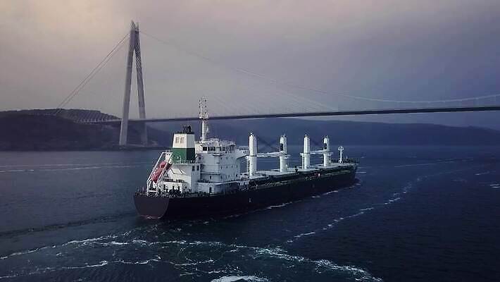 산업 바다 컬러 비즈니스 교통시설 모션 아침 건조 이스탄불 항해 안테나 사람없음 물 강 컬러풀 글로벌 화물 보트 큼 화물선 기중기 무역 돛 함선 상업 네비게이션 수입 유조선 4K 트래킹숏 MP4 해외동영상 클립영상 주간 자연요소 교통 배_교통 통신 촬영기법 운송업 중장비 크기 시설 동영상 파일형식 튀르키예