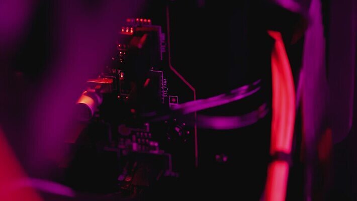 손 산업 과학 백그라운드 컨셉 인터넷 비즈니스 통신 부분 기술 사람없음 전자제품 컴퓨터 디지털 자료 힘 장비 과학기술 정보 공구 업무 기술자 수리 연결 묘사 서비스 순환 반도체 전자 시스템 공학 마더보드 콘덴서 프로세서 하드웨어 4K MOV 해외동영상 클립영상 직업 교육 모션 신체부위 도구 작업 동영상 파일형식