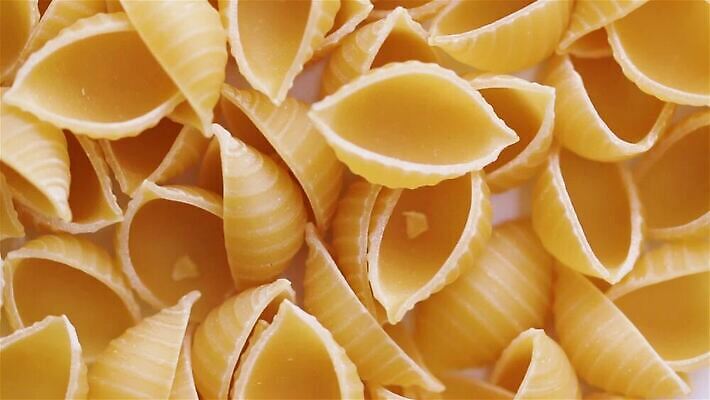 스튜디오촬영 전통 음식 백그라운드 패턴 재료 건조 파스타 건강 요리 사람없음 노란색 식사 저녁식사 이탈리아 껍질 흰색 황금 닫기 먹기 묘사 유기농 질감 날것 점심식사 생식 탄수화물 파르팔레 펜네 푸질리 MP4 해외동영상 클립영상 웰빙 유럽 컬러 무늬 식재료 모션 서양음식 실내 동영상 파스타면 파일형식