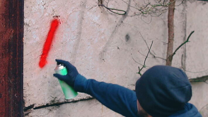 남자 벽 컬러 거리 한명 사람 청년 야외 빨간색 페인트 손상 자유 기록 도시 범죄 그래피티 그림 스프레이 화가 분무기 에어로졸 항의 MOV 해외동영상 클립영상 직업 1 컨셉 성인 낙서 동영상 파일형식