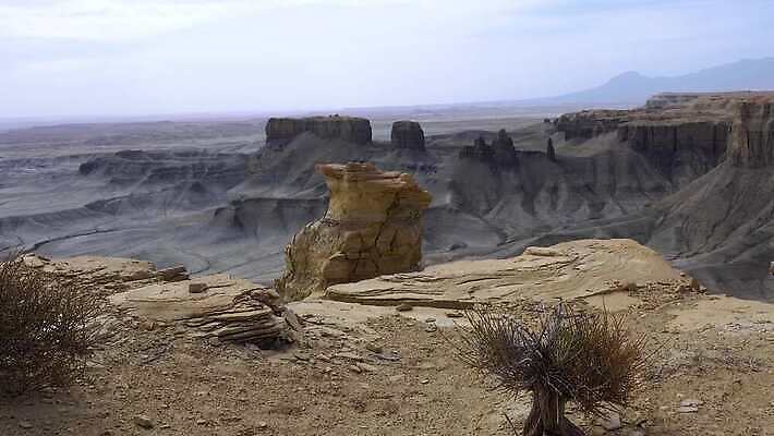 여행 공장 자연 하늘 산 건조 풍경 사람없음 야외 파란색 뷰티 골짜기 계곡 미국 회색 사막 달 암석 바위 황무지 스카이라인 랜드마크 지질학 불모지 4K MP4 해외동영상 클립영상 자연요소 교육 컬러 북아메리카 공업 돌_바위 생태계 동영상 파일형식