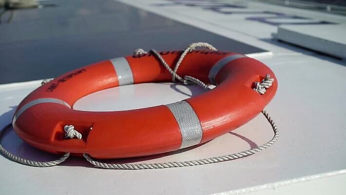 밧줄 바다 컬러 여행 오렌지 휴가 항해 안전 사람없음 빨간색 물 수영 장비 벨트 흰색 긴급 반지 도움 원형 보트 구출 보호 위험 크루즈 갑판 오브젝트 보안 부표 보험 sos 구명용품 안전요원 헬프 MOV 해외동영상 클립영상 자연요소 도형 잡화 줄 컨셉 배_교통 과일 장신구 수상스포츠 안전장비 동영상 구조요청 파일형식