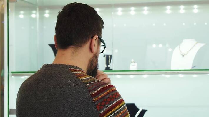 라이프스타일 웰빙 기념일 행복 가족 관계 결혼식 남편 휴가 수염 기념 발렌타인데이 선물 한명 쇼핑 유행 판매 세일 상점 놀람 낭만 축하 비즈니스맨 우아함 구매 보석 쇼핑몰 고객 서비스 약혼 소매 4K MOV 해외동영상 클립영상 1 남자 감정 결혼 컨셉 비즈니스 데이이벤트 표정 사람 이벤트 생활 직장인 광석 약속 동영상 파일형식