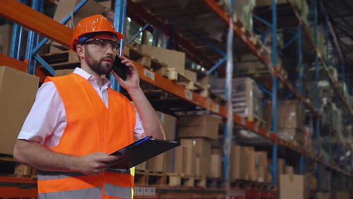직업 산업 오렌지 포장 통신 공장 노동자 수염 대화 한명 서기 30대 스마트폰 핸드폰 상자 외침 화물 업무 작업 엔지니어 닫기 상품 주식 연결 고객 창고 직원 확인 경영자 상업 부름 통화 수납 분배 공급 혼혈 4K MOV 해외동영상 클립영상 1 과일 공업 모션 말하기 사람 장년 금융 전자제품 스마트기기 소리 운송업 기술자 리더 다문화 동영상 파일형식